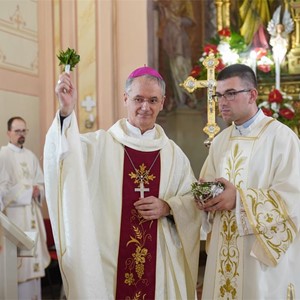 Nabiskup Kutleša blagoslovio obnovljenu župnu crkvu Pohoda Blažene Djevice Marije u Vukovini